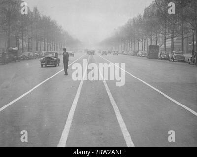 Parkregeln in Paris-weiße Linien experimentieren auf dem berühmten Champ Elysees. Ein Experiment, das hoffentlich zur Lösung des schwierigen Problems der Parkplatzsituation in den geschäftigen Champs Elysees beitragen wird, wird von der Pariser Polizei versucht. Zwischen Rondpoint und Rue du Colisee wurden in der Mitte der breiten Allee parallele Drahtseillinien gemalt. Der Platz zwischen diesen Linien ist für das Parken von privaten Autos reserviert. Taxis können an den Kurven parken. Die Pariser Polizei beobachtet das Experiment genau, da es sich bisher als sehr schwierig erwiesen hat, Parkplätze auf den Champs zu finden Stockfoto