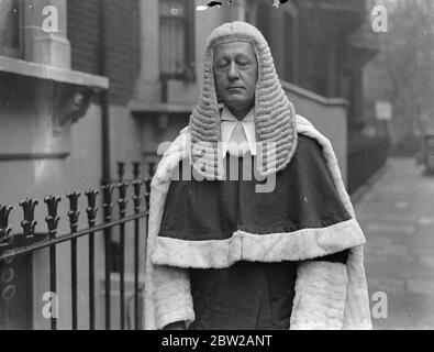 New Kings Bench Richter im Haus der Herren geschworen. Herr Frederik James Tucker, 49-jähriger KC, der 1935 Arthur Charles Mortimer, den "Mann mit den grellen Augen" verteidigte, ging zum House of Lords, um nach seiner Ernennung zum Richter der Königlichen Bank geschworen zu werden. Herr Tucker, der durch den Tod von Herrn Justice Swift zu der Stelle ernannt wurde, ist jetzt Englands jüngster Richter. Die Vereidigung erfolgte vor der Eröffnung des Parlaments. Foto zeigt, Herr FJ Tucker, der neue Richter Kings Bench, verlässt sein Haus in Tite Street, Chelsea, um das Haus der Herren zu vereidigt werden. 26. Oktober 1937 Stockfoto