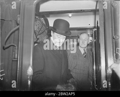 Air Chief verlässt, um Empire-Basen-Hong Kong enthalten zu inspizieren. Als die britische Note über Hongkong Japan überreicht wurde, verließ Sir Edward I Ellington, Marschall der Royal Air Force, den Bahnhof Victoria in London, auf einer Tour der Inspektion der RAF-Stationen im Nahen und Fernen Osten. Sir Edward, der Generalinspektor der RAF ist, wird von dem persönlichen Assistenten des Squadron-Führers R Nash begleitet. Foto zeigt Sir Edward Ellington (rechts) mit Air Chief Marshal Sir Cyril Newell., Chief of Air Staff, der ihn in Victoria absah. 23 Dezember 1937 Stockfoto