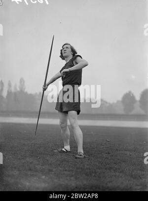 Speermädchen konkurrieren um den letzten Platz in der englischen Mannschaft bei Empire Games. Miss Gladys Iunn und Miss K Connal, die britische Rekordhalterin, nahmen an einem Speerwurf-Prozess am Paddington Erholungsgebiet Teil, um zu entscheiden, wer das neunte Mitglied der englischen Mannschaft bei den Empire Games der Frauen im April und Mai in Sydney, Australien, sein wird. Obwohl das Ergebnis noch nicht ausgearbeitet wurde. Offiziell wird angenommen, dass Miss Iunn die Siegerin des Prozesses ist. Foto zeigt, Miss Gladys Lunn in Aktion. 16. Oktober 1937 Stockfoto