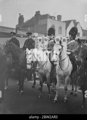 Fanfare der Trompeten bei der Eröffnung von Kingston Assigröes. Mit traditioneller Zeremonie wurde das Assizes in Kingston on Thames, Surrey, eröffnet. Herr Justice Charles besuchte den Gottesdienst in der Allerheiligen Pfarrkirche, und eine Fanfare von Trompeten wurden auf dem Marktplatz von Schotten Grays Trompeter erklingen. Foto zeigt, Schotten Grays Trompeter Klang die Fanfare in der Market Place in Kingston. 24. November 1937 Stockfoto