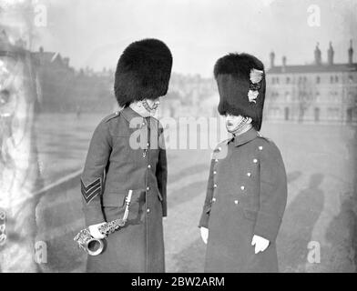 Der Musikdirektor der Wachen übt endlich vor dem Ruhestand nach 50 Jahren. Nach mehr als 50 Jahren Dienstzeit in der Armee, in der er von Band Junge zum Senior Director of Music der Brigade of Guards und Waliser Guards Director of Music stieg, machte Maj Andrew Harris seinen letzten Auftritt bei den Walisischen Garden vor seiner Pensionierung heute (Sonntag). Er leitete die Band, die in der Chelsea-Kaserne praktiziert wurde, und nahm anschließend an der Wachablösung in St. James Teil. Maj Harris trat der 43. Leichten Infanterie 1887 bei und wurde von Königin Victoria bemerkt. Als sein Regiment die Ehrenwache in Th Stockfoto