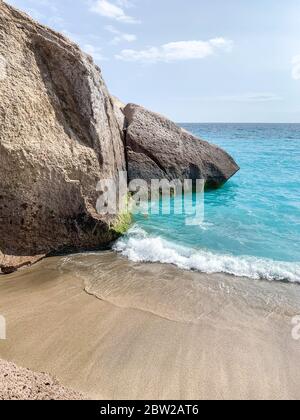 Wellen waschen den goldenen Sand mit türkisfarbenem Wasser am Duke's Beach, Teneriffa - Kanarische Insel Stockfoto