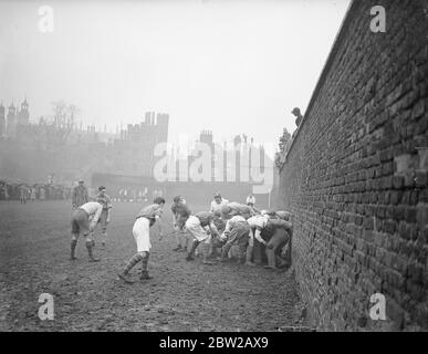 Collegers und Oppidans spielen traditionelle Wandspiele in Eton am St. Andrew's Day. Die jährliche Wand Spiel zwischen Collegers und Oppidans wurde am St Andrews Tag am Eton College gespielt. Dies war die 97. Der Serie, die Oppidans mit 32 Siege auf die Kredit-und Collegers 30, während 34 Spiele gezogen wurden. Foto zeigt, Collegers und Oppidans kämpfen es unter der Wand. 30. November 1937 Stockfoto