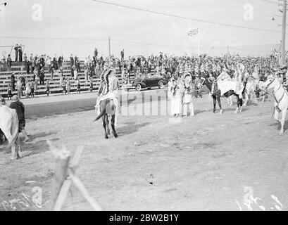 Originaltitel: Große indische Versammlung zu Ehren des Königs und der Königin während ihres königlichen Besuchs in Kanada. Der König und die Königin besuchten eine Red Indian Encampment in Calgary, Alberta, im Herzen des kanadischen Westens am Fuße der Rockies. Juni 1939 Stockfoto