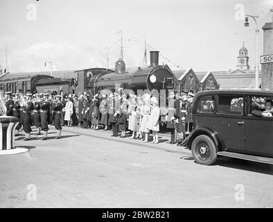 Der König und die Königin reisen nach Kanada. Das Foto zeigt Queen Mary und die kleinen Prinzessinnen Elizabeth und Margaret, die beim Auswandern des Linienschiffes Empress of Australia aus Portsmouth winken. Auch andere Mitglieder der königlichen Familie sind zu sehen. Mai 1939 Stockfoto