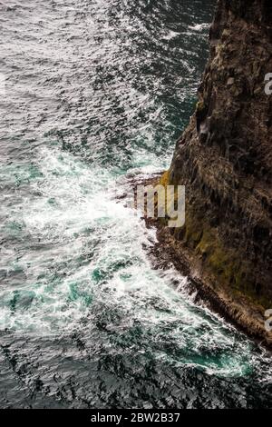 Riesige Klippen der färöer Inseln Stockfoto