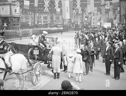 Der König und die Königin reisen nach Kanada. Das Foto zeigt den König und die Königin und die Prinzessinnen, die heute Morgen am Bahnhof Waterloo ankommen. Mai 1939 Stockfoto