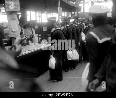 West Indianer für Navy (Krieg 1914-1918). Männer aus Trinidad, Jamaika, Barbados Soldaten und Matrosen kostenlose Erfrischungsbuffet - ein Schild liest Wirtschaft in Essen bitte nicht mehr als 1 Sandwich Juli 1917 Stockfoto