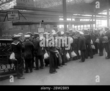 Westinder für die Marine (Krieg 1914-1918). Männer aus Trinidad, Jamaika, Barbados für die Flotte. An einer Station auf dem Weg zu Schiffen. Soldaten und Matrosen kostenloses Erfrischungsbuffet - ein Schild liest Economy in Food Bitte nehmen Sie nicht mehr als 1 Sandwich Juli 1917 Stockfoto