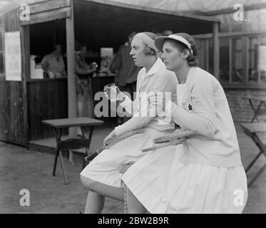 Miss Stammers gewinnt das Einzelfinale in Ealing. Miss Stammers (näher an der Kamera) und Miss Scott nehmen nach dem Spiel eine Erfrischung ein. 23. April 1932 Stockfoto