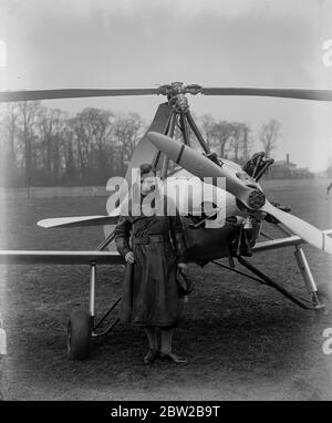 Mit dem Auto zum Kap in Südafrika. Mr J N Young hebt vom Hanworth Aerodrome auf einen Flug nach Südafrika ab. Young wird über Tunesien nach Kairo fliegen und dann auf der regulären Kairo-Route nach Cape Air. Foto zeigt, Herr Young vor dem Autogiro. 19. April 1932 Stockfoto