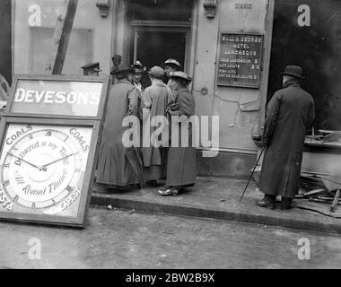 Ramsgate Air Raid. Uhr im Bull and George Hotel, das die Zeit des Luftangriffs aufzeichnete. 17 Mai 1915 Stockfoto