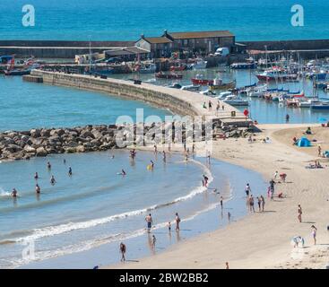 Lyme Regis, Dorset, Großbritannien. Mai 2020. Wetter in Großbritannien. Glühender Sonnenschein und klarer blauer Himmel im Badeort Lyme Regis an dem bisher heißesten Tag des Jahres. Familien und Strandbesucher werden erwartet, dass sie zum Strand strömen, um gesellschaftlich distanziertes Sonnenbaden zu genießen, während die Hitzewelle bis ins Wochenende andauert. Kredit: Celia McMahon/Alamy Live News Stockfoto