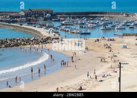 Lyme Regis, Dorset, Großbritannien. Mai 2020. Wetter in Großbritannien. Glühender Sonnenschein und klarer blauer Himmel im Badeort Lyme Regis an dem bisher heißesten Tag des Jahres. Familien und Strandbesucher werden erwartet, dass sie zum Strand strömen, um gesellschaftlich distanziertes Sonnenbaden zu genießen, während die Hitzewelle bis ins Wochenende andauert. Kredit: Celia McMahon/Alamy Live News Stockfoto