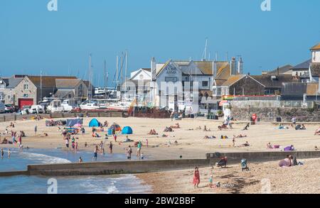 Lyme Regis, Dorset, Großbritannien. Mai 2020. Wetter in Großbritannien. Glühender Sonnenschein und klarer blauer Himmel im Badeort Lyme Regis an dem bisher heißesten Tag des Jahres. Familien und Strandbesucher werden erwartet, dass sie zum Strand strömen, um gesellschaftlich distanziertes Sonnenbaden zu genießen, während die Hitzewelle bis ins Wochenende andauert. Kredit: Celia McMahon/Alamy Live News Stockfoto