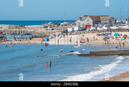 Lyme Regis, Dorset, Großbritannien. Mai 2020. Wetter in Großbritannien. Glühender Sonnenschein und klarer blauer Himmel im Badeort Lyme Regis an dem bisher heißesten Tag des Jahres. Familien und Strandbesucher werden erwartet, dass sie zum Strand strömen, um gesellschaftlich distanziertes Sonnenbaden zu genießen, während die Hitzewelle bis ins Wochenende andauert. Kredit: Celia McMahon/Alamy Live News Stockfoto