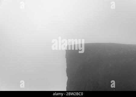 Riesige Klippen der färöer Inseln Stockfoto