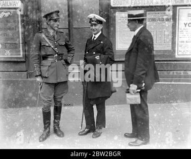 Midshipman Donald Gyles, von H.M.S. Broke kehrt nach Hause nach London zurück, nachdem er das Krankenhaus bei Deal verlassen hatte. Juli 1917 Stockfoto