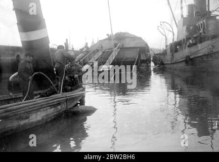 Die versunkenen Schiffe in Ostende abräumen. Taucher absteigend zu klaren Ketten, die die Hebevorrichtungen führen. November 1918 Stockfoto