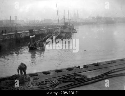 Die versunkenen Schiffe in Ostende abräumen. November 1918 Stockfoto