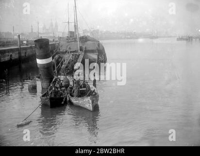 Die versunkenen Schiffe in Ostende abräumen. Taucher absteigend zu klaren Ketten, die die Hebevorrichtungen führen. November 1918 Stockfoto