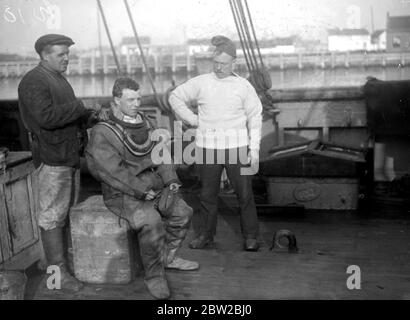 Die versunkenen Schiffe in Ostende abräumen. Taucher bereitet sich auf dem Schiff mit seinem Kragen vor. November 1918 Stockfoto