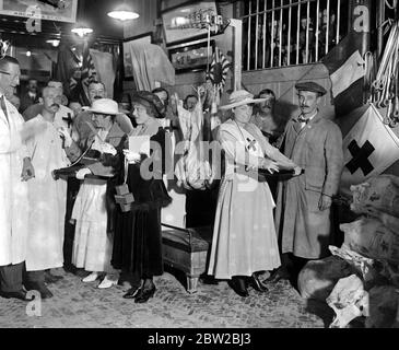 Red Cross Day am Smithfield Meat Market. Damen verkaufen rote Kreuz-Tasten auf dem Markt. Stockfoto