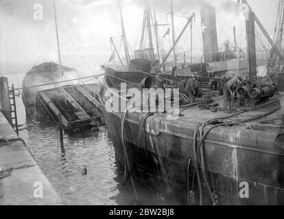 Die versunkenen Schiffe in Ostende abräumen. November 1918 Stockfoto