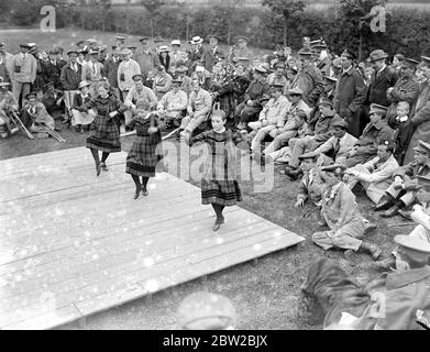 Verwundete schottische Soldaten unterhalten sich an der Royal Caledonian School, Bushey. Tanzen durch die Mädchen. 1914 - 1918 Stockfoto