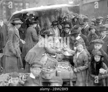 Lady Petre hat einen Stand in Chelmsford Market eröffnet, um während der Knappheit mehr Produkte in die Stadt zu bringen. Februar 1918 Stockfoto