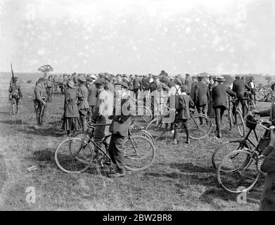 Menschenmassen auf der Straße nach Billericay versuchen, den zerstörten Zeppelin zu sehen. 1914 - 1918 Stockfoto