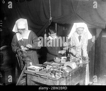 Ausstellung der Arbeiten des Wimbledon Women war Workers Depot. Mutter und Sohn auf Kriegsschaukel - EINE Dame Nadelarbeiter und eine Dame Tischler, die Teile von Schienen macht - der Junge ist der Sohn einer der Damen. 14 März 1917 Stockfoto