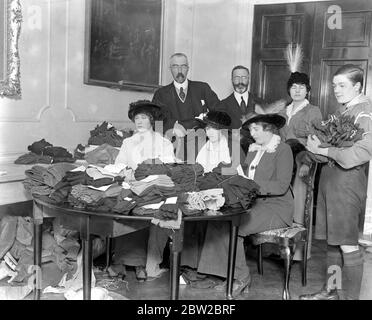 Großherzog Michael, Gräfin Zia und Nada Torby sammeln Gelder für Schals und Socken für Soldaten. 1914 - 1918 Stockfoto