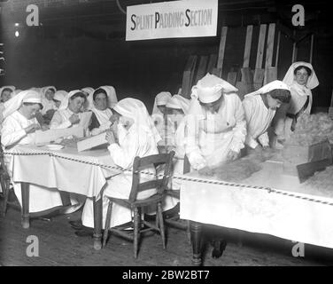 Eine Arbeitsausstellung der Arbeit von der Wimbledon Women war Workers Depot wurde von Lady Hill eröffnet. Dieses Depot war das erste seiner Art und soll das beste im Land sein, hohe Tribute wurden der Arbeit vom Kriegsamt gezahlt, das mehrere Exemplare von Schienen, Betttischen, etc. Als Modelle angenommen und sie in andere Depots verteilt hat. Frauen bei der Arbeit in der Schiene Polsterung Abschnitt. 14 März 1917 Stockfoto