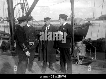 Die versunkenen Schiffe in Ostende abräumen. Kapitän Lerock (Dritter von links) Hafenmeister von Ostende. November 1918 Stockfoto