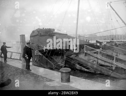 Die versunkenen Schiffe in Ostende abräumen. Kapitän Young, Direktor der Navel Bergungsleitung, gibt Anweisungen vom Ufer. November 1918 Stockfoto