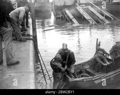 Die versunkenen Schiffe in Ostende abräumen. Pumpen muss manchmal Tag und Nacht durchgeführt werden, um mit dem Zufluss Schritt zu halten und Zeit beim Anheben zu sparen. November 1918 Stockfoto