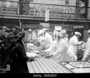 Lord Rhondda eröffnet die nationale Küche in Poplar. März 1918 Stockfoto