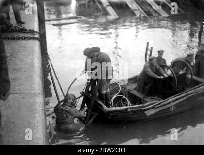 Die versunkenen Schiffe in Ostende abräumen. Taucher absteigend zu klaren Ketten, die die Hebevorrichtungen führen. November 1918 Stockfoto