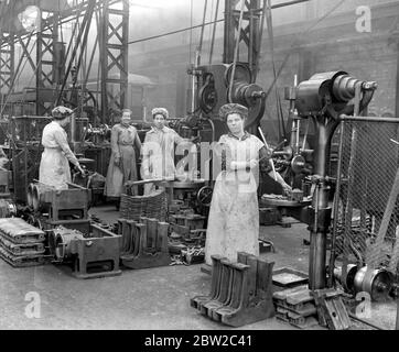 Mechaniker bei den Ealing Common Underground Workshops. Allgemeine Ansicht, die Frauen Wokring Bohrmaschinen. 1914-1918 Stockfoto