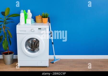 Flasche Waschmittel mit Waschmaschine, im Innenbereich Stockfoto