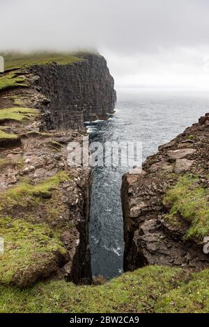 Riesige Klippen der färöer Inseln Stockfoto