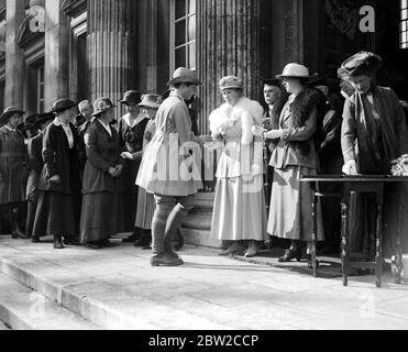 Prinzessin Mary überreicht Abzeichen und lange Service-Chevrons an Land Workers in Cambridge. 23 März 1918 Stockfoto