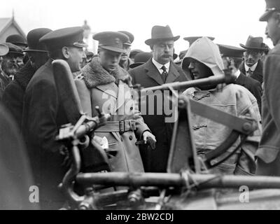 Prince of Wales Besuch der Industriezentren von South Wales. Am Cardiff Dock Yard 23. Februar 1918 Stockfoto