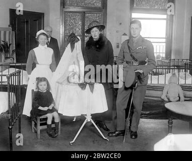 Prince of Wales und Princess Mary besuchen das Prince of Wales General Hospital, Tottenham. In der Kinderabteilung. 19 März 1918 Stockfoto