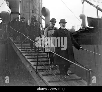 Prince of Wales Besuch der Industriezentren von South Wales. In Cardiff, 23. Februar 1918 Stockfoto
