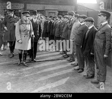 Prince of Wales Besuch der Industriezentren von South Wales. Photogfraphed mit seinen Gastgebern, dem Marquis und der Marchioness von Bute. 23 Februar 1918 Stockfoto