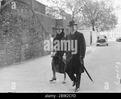 Ein wichtiges Kabinettsgespräch fand in der Downing Street 10 statt, als das Verteidigungsprogramm und die Situation in Palästina unter den Themen diskutiert wurden. Foto zeigt: Sir Samuel Hoare, der Innenminister, mit seiner Frau, Lady Maud Hoare, als er zur Kabinettssitzung kam. 19. Oktober 1938 Stockfoto