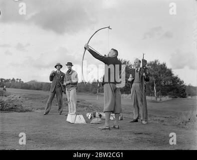 Major J G Hayter, anerkannter Experte im jährlichen Bogengolfsport, traf Colonel E St George Kirke, den Kapitän des Clubs, in einem Spiel im Hankley Common Golf Club, Surrey. Er gab einem Schlaganfall einen Sturm zu.Major Hayter schießt seinen Pfeil in eine Kiste statt in ein Loch.sein Durchschnitt für die meisten Surrey-Kurse liegt in den siebziger Jahren. Foto zeigt: Major J G Hayter schießt einen Pfeil. 18. Oktober 1938 Stockfoto